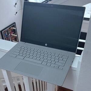 HP Chromebook Laptop Computer 14" HD
Intel Celeron 4 GB memory;64 GB eMMC